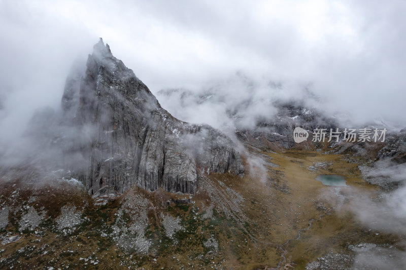 四川阿坝州莲宝叶则石头山晨雾高空航拍