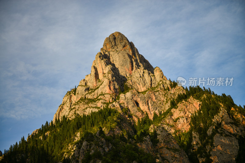 蓝天白云扎尕那石头山峰