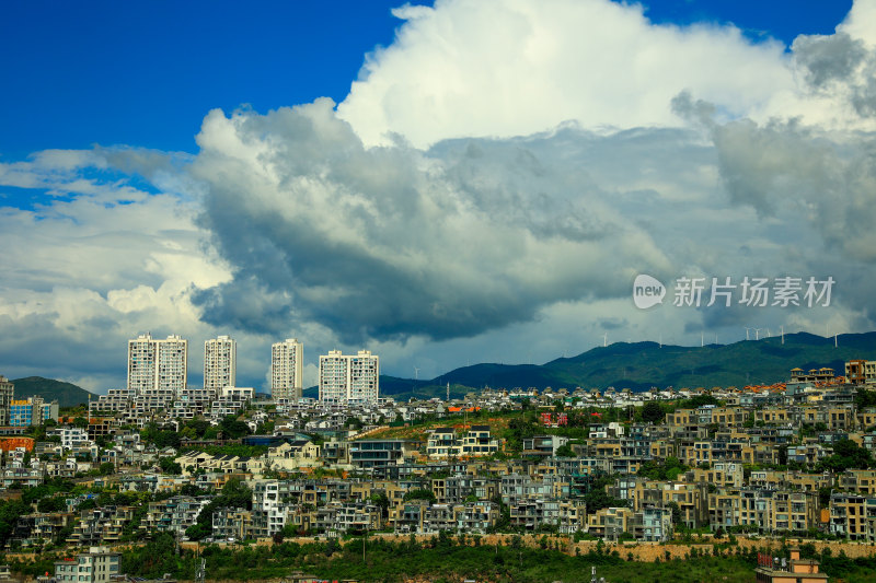 城市建筑群与远山白云景观