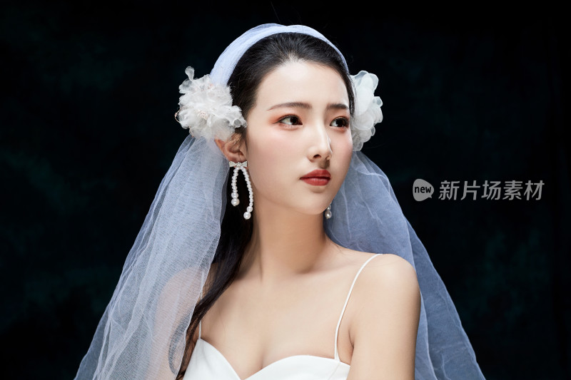 黑色背景下的女性复古婚纱妆面