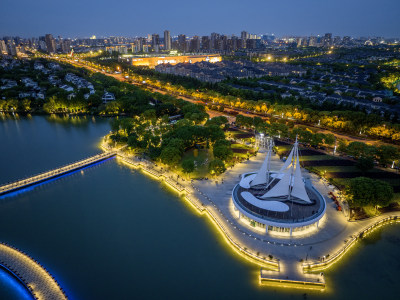 苏州金鸡湖船帆雕塑金水湾栈桥夜景航拍