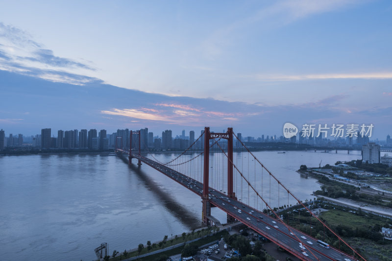 城市中横跨河流的红色大桥全景