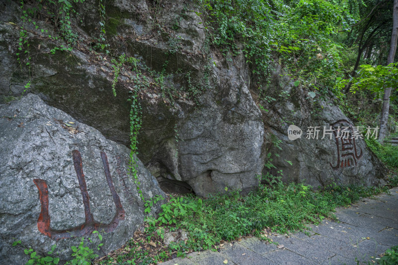 航拍杭州凤凰山西方三圣浮雕