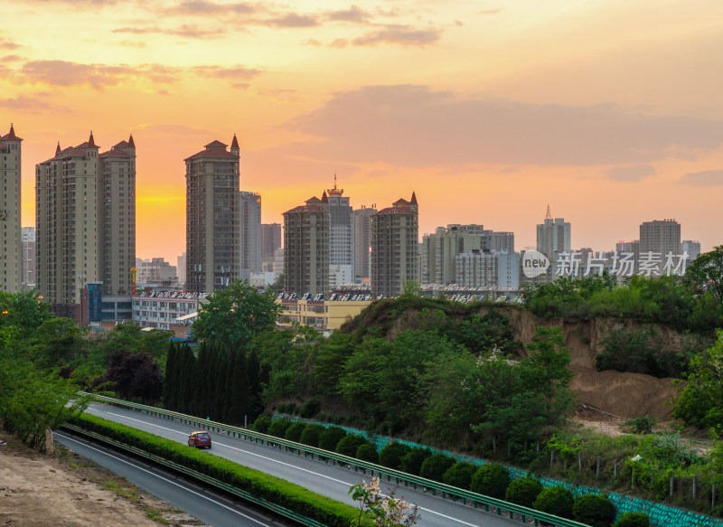 陕西渭南，连霍高速旁夕阳下的城市风光