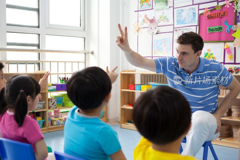 幼儿园外教男老师给小朋友们上课