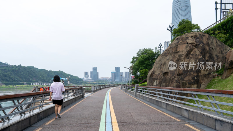 四川宜宾市三江路的江滩步道