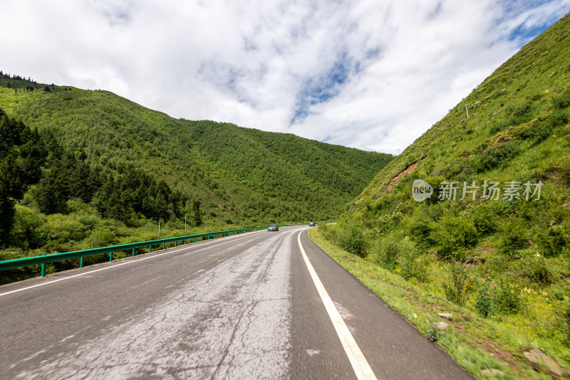 蓝天白云草原公路