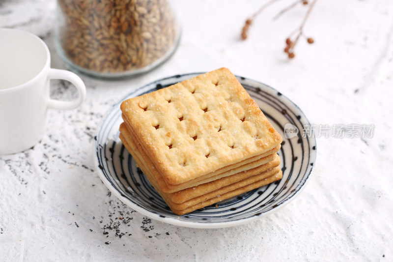 盘子里堆叠的苏打饼干