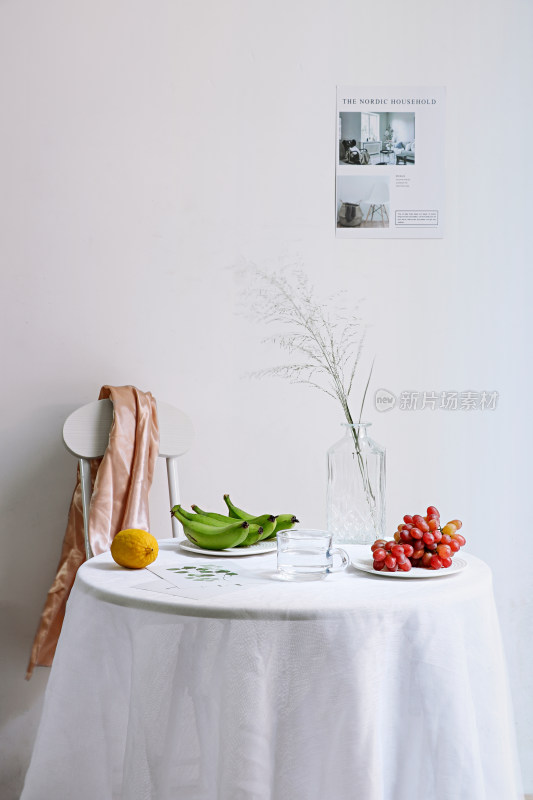 白色桌面上摆满了新鲜水果的家居装饰