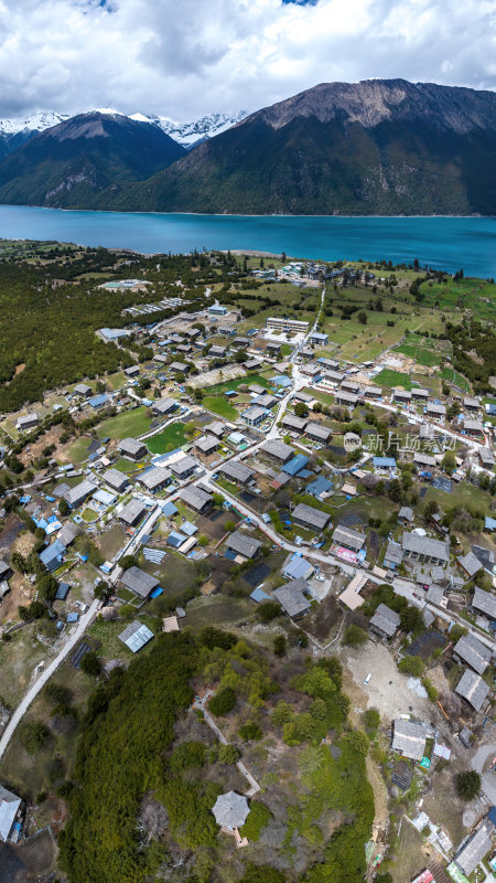 西藏林芝地区巴松错村庄神湖春色高空航拍