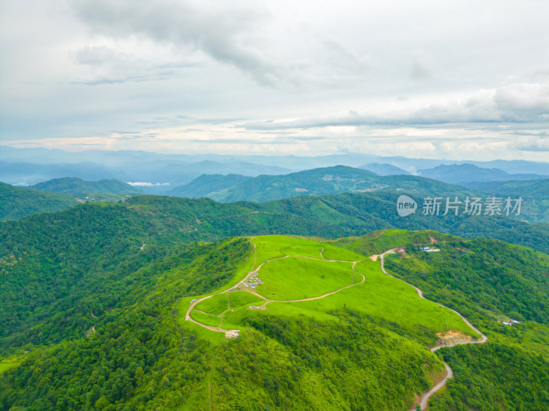 高山草甸户外风光航拍视角