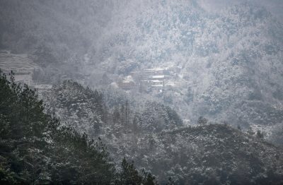 重庆酉阳：绵延青山披白纱