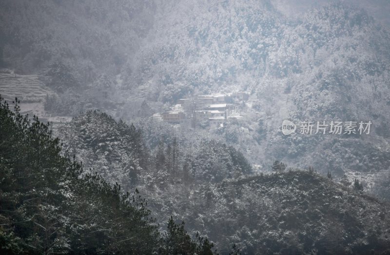 重庆酉阳：绵延青山披白纱