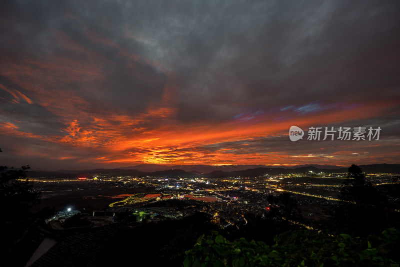 腾冲城上空绚烂火烧云夜景全景