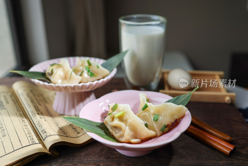 桌上盘子里的饺子特写镜头