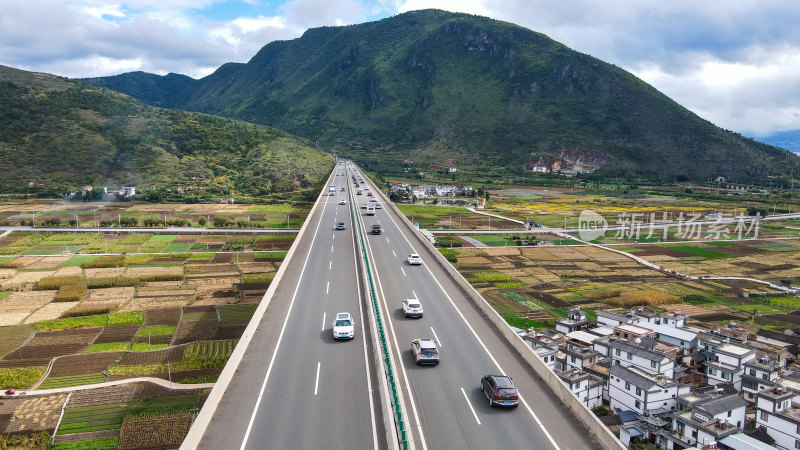 山区高架桥与公路俯瞰景象