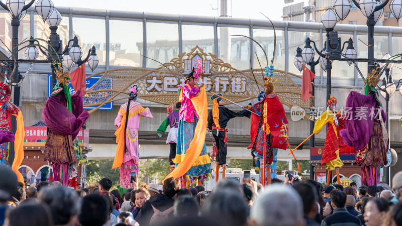 中秋节中国新疆国际大巴扎的特色节目表演