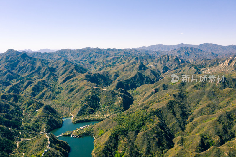 航拍秋天的黄花城水长城景区的水库和长城