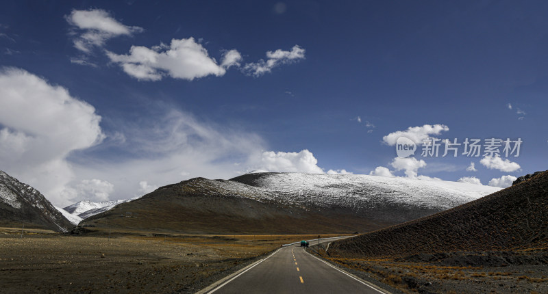 雪山下的公路自然风景