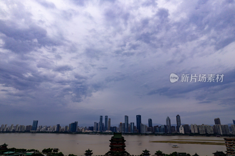 南方城市雨季乌云航拍图