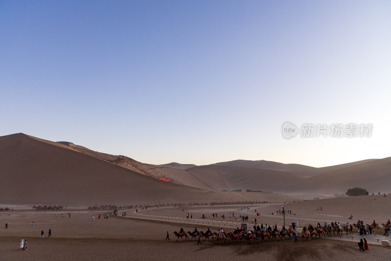 甘肃敦煌鸣沙山月牙泉夕阳驼队沙漠绿洲