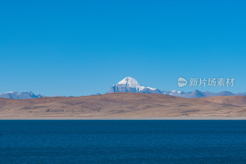 西藏阿里拉昂错和冈仁波齐峰