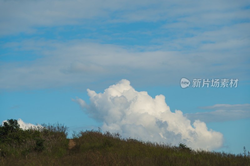 山顶的天空和风景