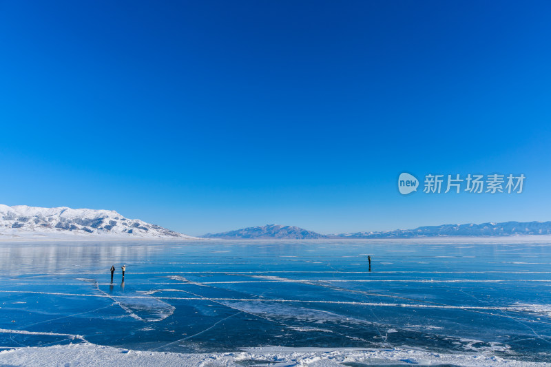 新疆冬季赛里木湖雪景雪山冰湖蓝冰日照金山