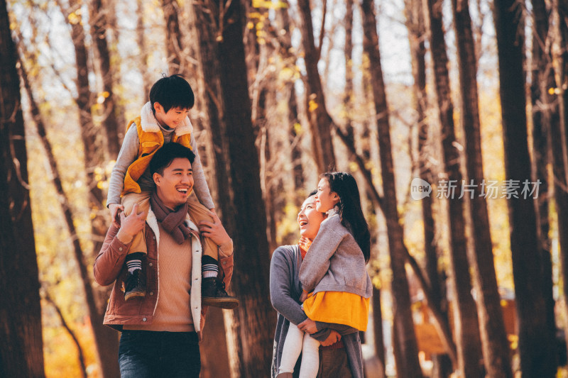 幸福家庭在户外郊游