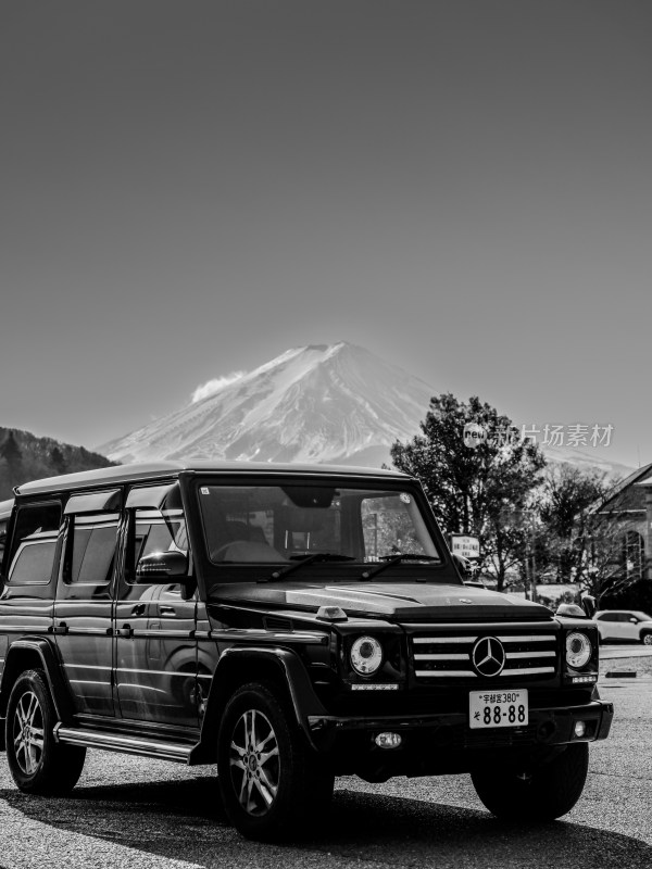 富士山下的奔驰G级越野车