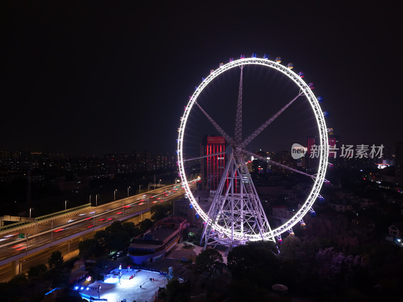 夜色中璀璨的大型摩天轮全景