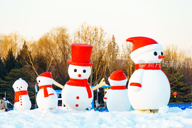 冬天雪地里多个可爱的雪人