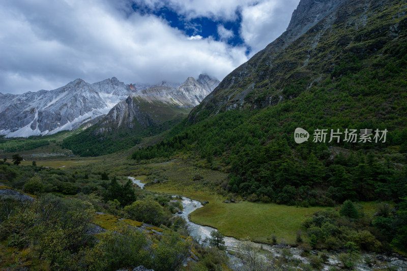 山间有小溪流淌的多云天气自然景观