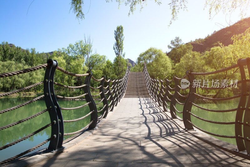 百里画廊滴水壶景区的跨湖石桥