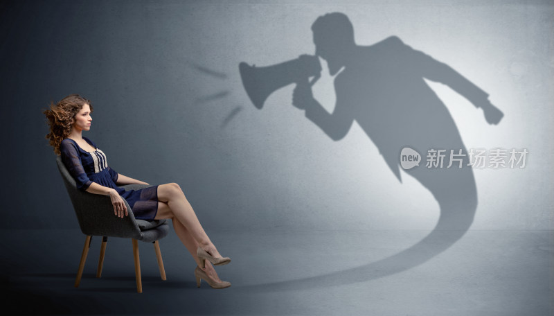 女性坐椅受影子喇叭形象威胁