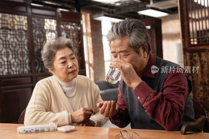 老年人照顾生病的老伴吃药