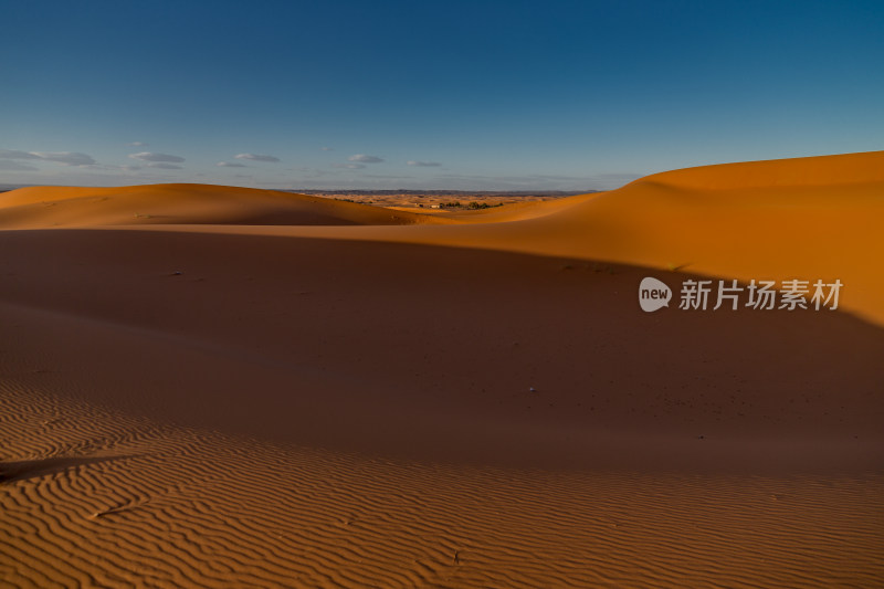 夕阳下的撒哈拉沙漠