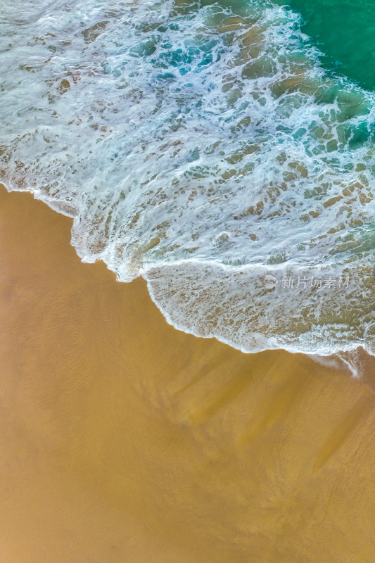 巴厘岛佩妮达金色沙滩与海浪