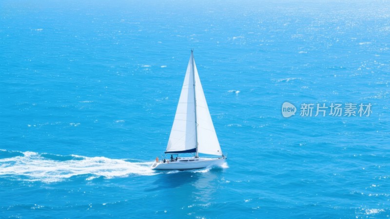 海面上的帆船，扬帆起航逐浪行
