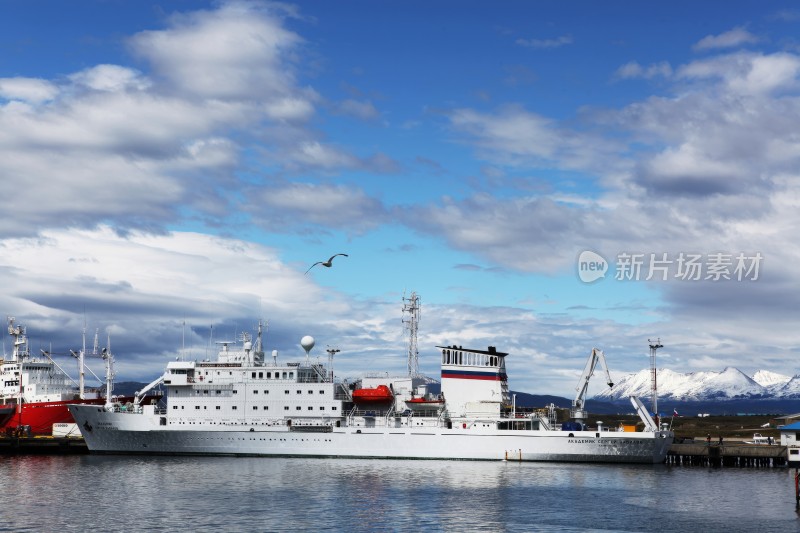 乌斯怀亚港湾—维洛夫号加强冰级探险船