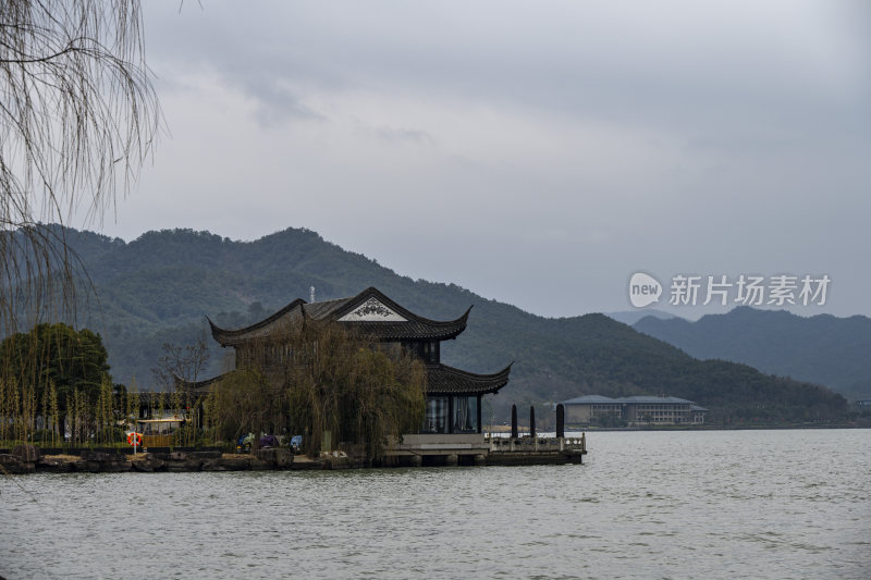 阴雨中的宁波东钱湖