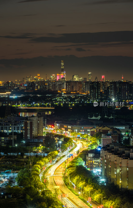 北京城市夜景中灯火通明的公路