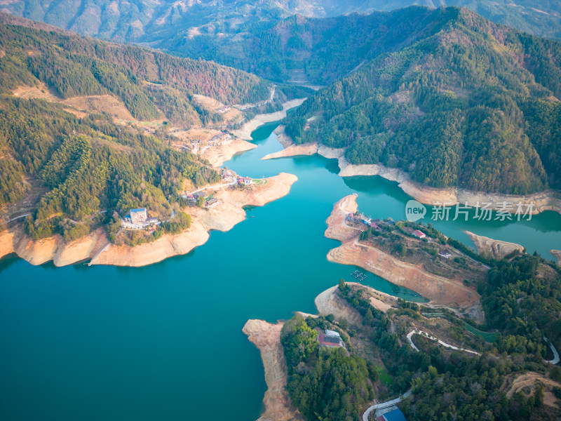 大山中的水库青山绿水自然风光航拍图