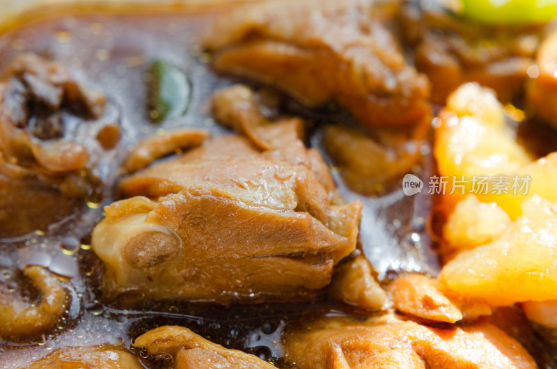 用香料炖鸡肉肉块的近景特写