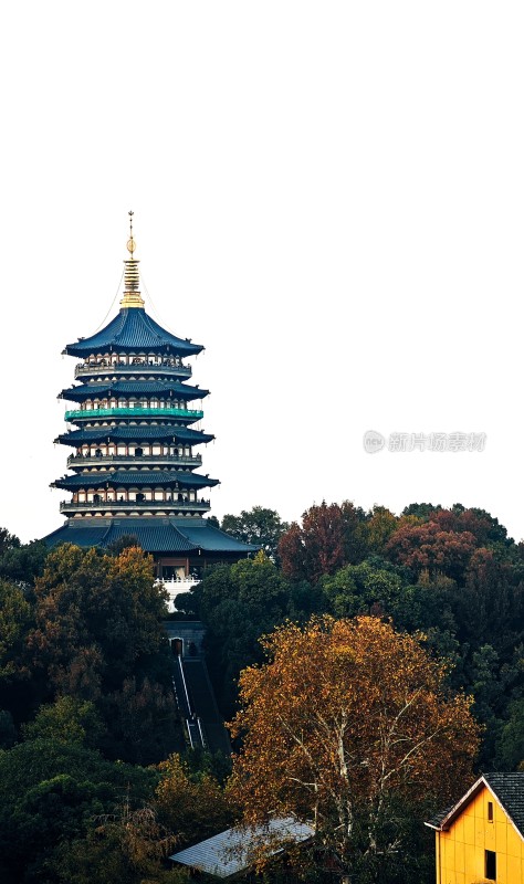 中式塔楼与周边自然景观雷峰塔