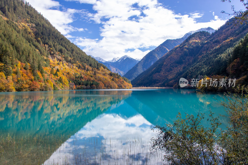 九寨沟秋色，犀牛海湖光山色