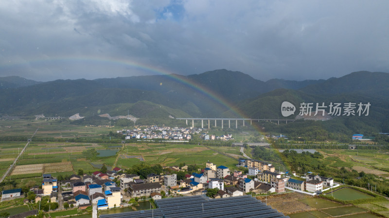 稻田上空的彩虹，美丽的乡村景色