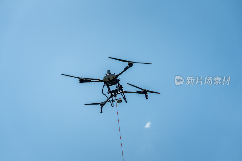 空中飞行的四轴无人机