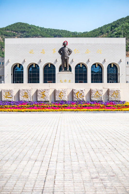 陕西延安革命纪念馆建筑与毛泽东雕塑塑像