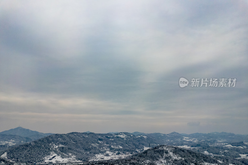 田园乡村冬天雪景航拍图